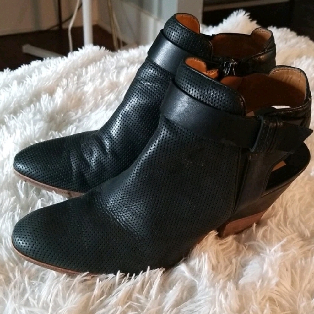 Dolce Vita Black Ankle Boots Sleek Minimalist Design